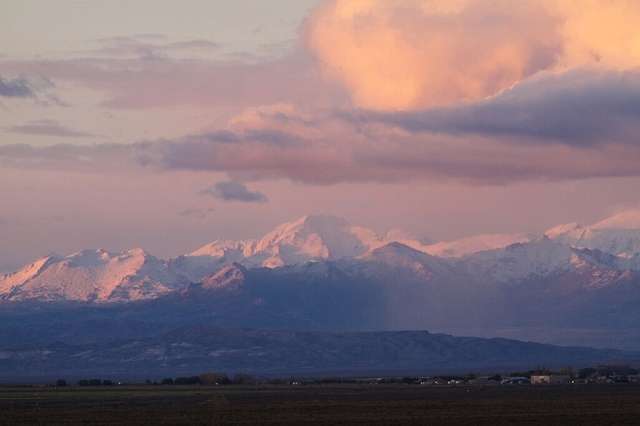 The sagebrush sea features extraordinary vistas across the West. Photo: Steve Chindgren